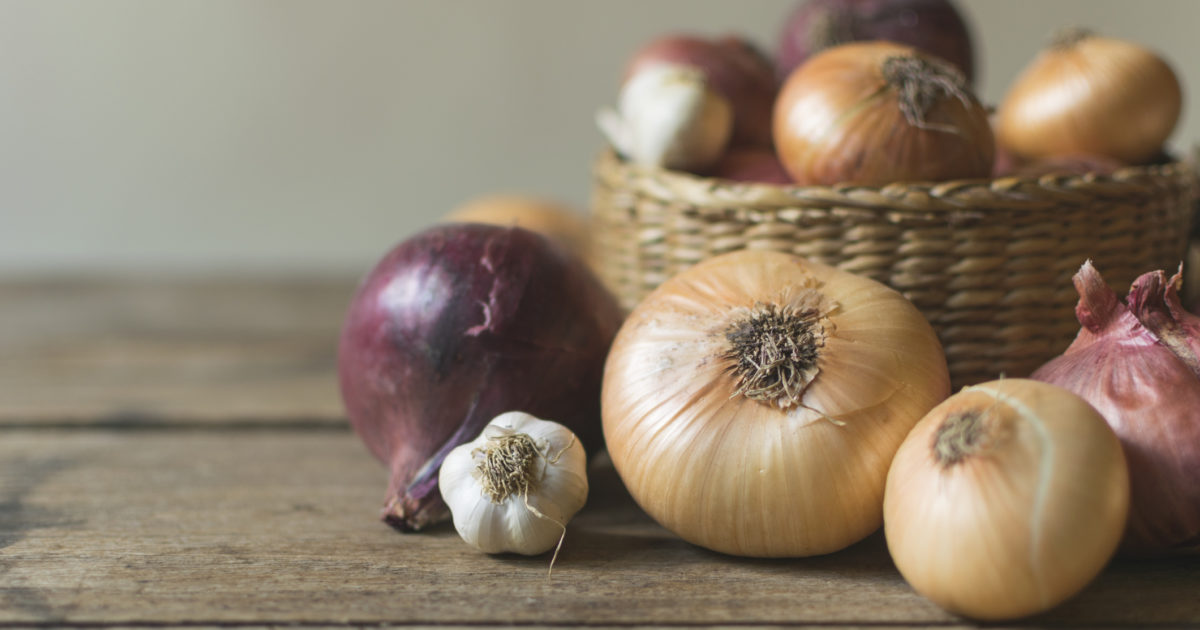 Come conservare aglio e cipolla per farli durare a lungo