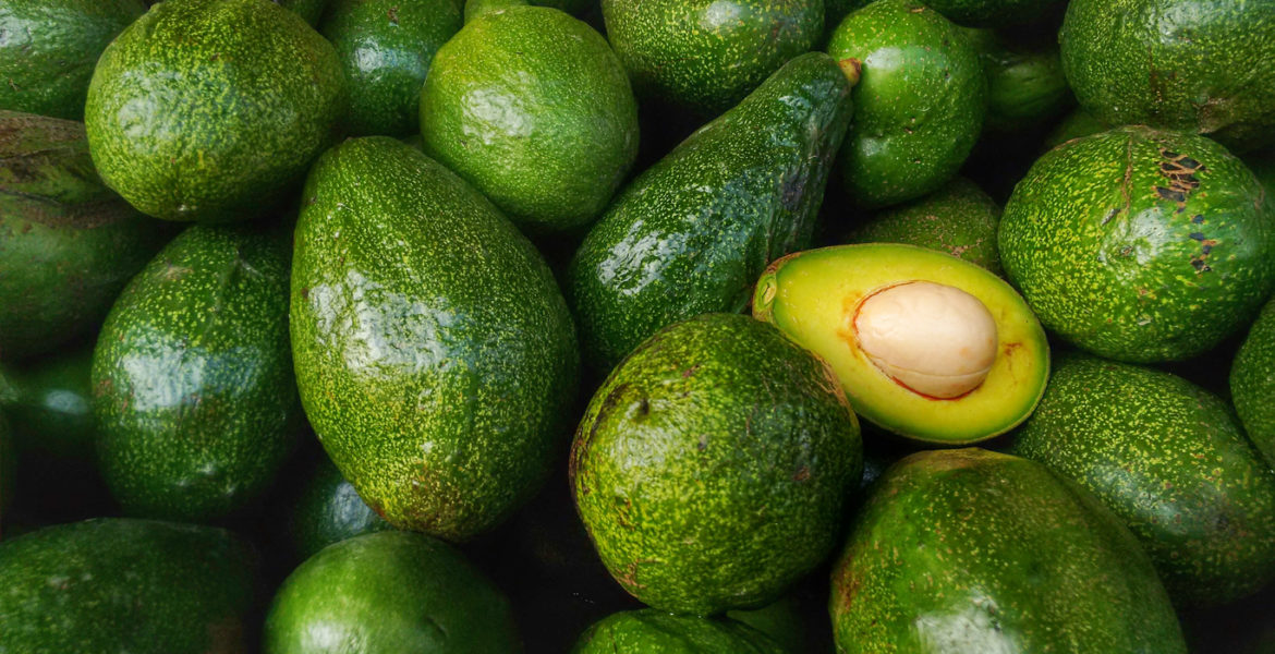 Avocado a Metà Maturazione Fresco Su Fondo Colore. Gli Avocadi Sono Molto  Ricchi Di Nutrienti. Immagine Stock - Immagine di esotico, ingrediente:  227053297